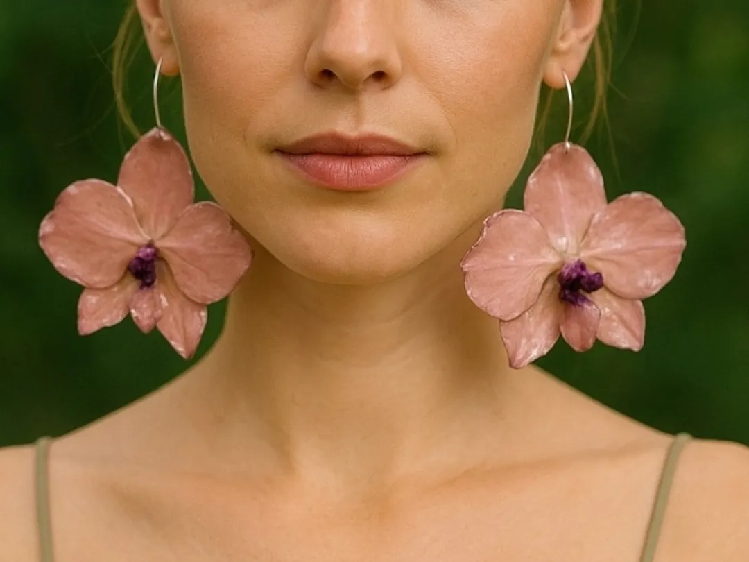 Pendientes de orquídea rosa puestos